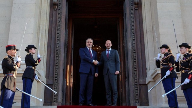 Cette photo prise et diffusée par le ministère turc des Affaires étrangères le 2 avril 2025 montre le ministre turc des Affaires étrangères Hakan Fidan (à gauche) serrant la main du ministre français de l'Europe et des Affaires étrangères Jean-Noël Barrot avant leur rencontre lors de la visite officielle de Fidan à Paris.