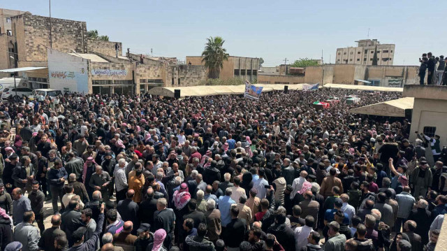 حشود غفيرة تشيع قتلى العدوان الإسرائيلي على درعا السورية