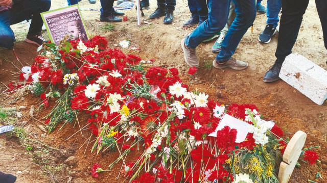 Konak'ın cenazesi, vasiyeti üzerine, ilçenin Güney Mahallesi'ndeki aile mezarlığında ceviz ağacının altına defnedildi.