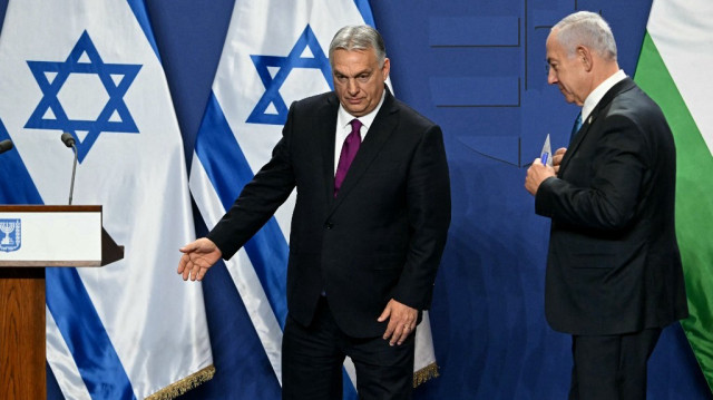 Le Premier ministre hongrois Viktor Orban (G) et le Premier ministre israélien Benjamin Netanyahu se quittent à la fin d'une conférence de presse après des entretiens bilatéraux, le 3 avril 2025 à Budapest, en Hongrie. 