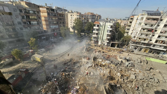Des secouristes sécurisent le site d'une frappe israélienne dans le sud de Beyrouth, le 28 mars 2025.