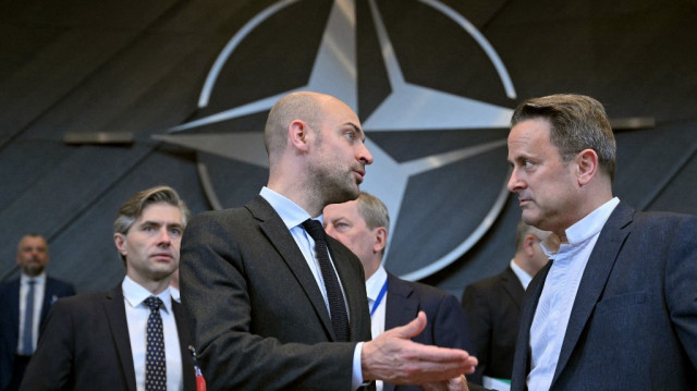 Le ministre luxembourgeois des Affaires étrangères, Xavier Bettel (à droite), s'entretient avec le ministre français des Affaires étrangères, Jean-Noël Barrot (à gauche), avant le début d'une réunion du Conseil de l'Atlantique Nord en session des ministres des Affaires étrangères avec les partenaires indo-pacifiques que sont l'Australie, le Japon, la Nouvelle-Zélande et la République de Corée, au siège de l'OTAN à Bruxelles, le 3 avril 2025.