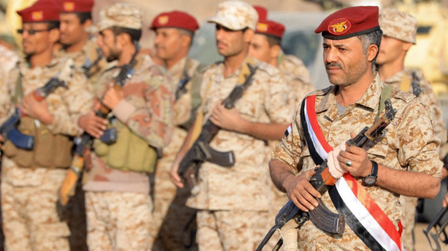 Des soldats yéménites participent à la cérémonie de remise des diplômes des nouveaux cours militaires et à l'inauguration de la nouvelle année de formation, à Marib, le 23 janvier 2025.
