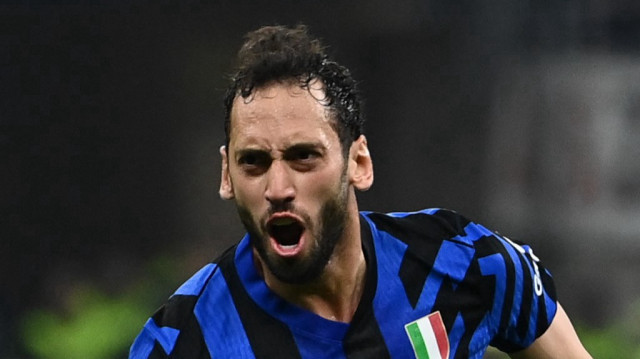 Le milieu de terrain turc de l'Inter Milan, Hakan Calhanoglu, célèbre le premier but de son équipe lors de la demi-finale aller de la Coupe d'Italie entre l'AC Milan et l'Inter Milan au stade San Siro, à Milan, le 2 avril 2025.