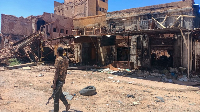 Un combattant loyal à l'armée patrouille dans un marché de Khartoum le 24 mars 2025. Depuis près de deux ans, le Soudan est ravagé par une guerre entre l'armée régulière et les FAR, un conflit qui a tué des dizaines de milliers de personnes, en a déraciné plus de 12 millions d'autres et a engendré la plus grande crise de la faim et des déplacements de population au monde.
