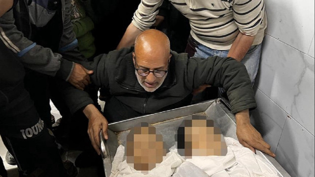 فلسطيني مكلوم يودع طفليه: لا يليق بهما إلا أن يكونا عصفوران في الجنة