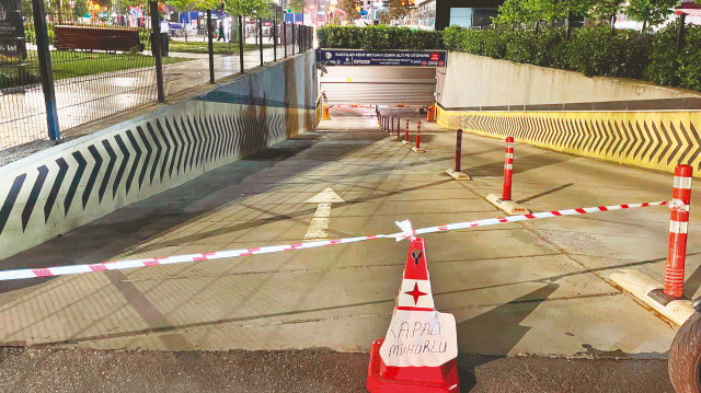 Bağcılar’da otopark girişindeki dubaya “Kapalı, mühürlü” yazan bir kağıt asıldı.