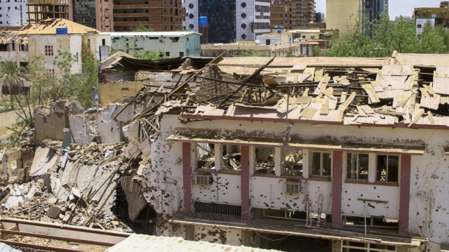 Cette photo montre un hôpital endommagé à Khartoum le 28 avril 2025. La guerre au Soudan a éclaté le 15 avril 2023 entre l'armée régulière, dirigée par Abdel Fattah al-Burhan, et les forces paramilitaires de soutien rapide (RSF), dirigées par son ancien adjoint Mohamed Hamdan Daglo.