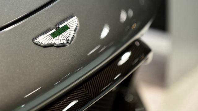 Le logo d'Aston Martin est vu sur une voiture exposée sur le stand d'Aston Martin lors des journées presse du Mondial de l'automobile de Paris.