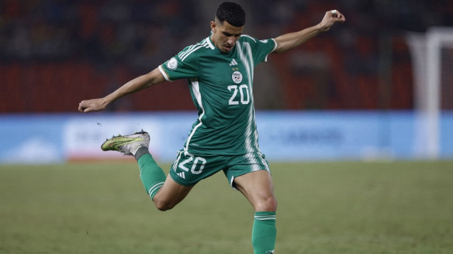 Le défenseur algérien Youcef Atal lors du match de football du groupe D de la Coupe d’Afrique des Nations (CAN) 2024 entre la Mauritanie et l’Algérie, au Stade de la Paix à Bouaké, le 23 janvier 2024.