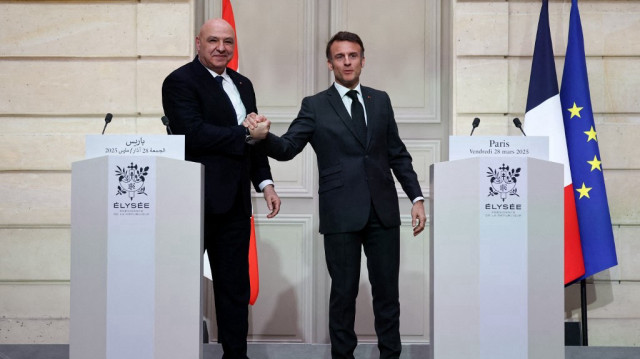 Le président français Emmanuel Macron Emmanuel Macron (R) et le président libanais Joseph Aoun se serrent la main après une conférence de presse au palais présidentiel de l'Elysée à Paris le 28 mars 2025.