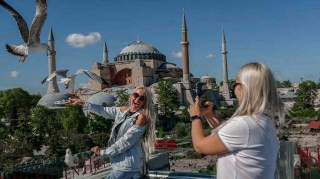 Une touriste ukrainienne, Alena, pose pour une photo près de la mosquée Sainte-Sophie à Sultanahmet, à Istanbul.