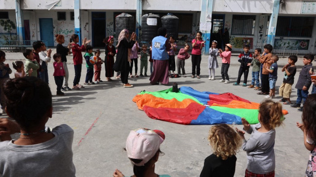 Des enfants participent à une activité visant à soutenir leur santé mentale, à l'école élémentaire de filles Tal al-Hawa de l'UNRWA dans la ville de Gaza, le 30 avril 2025, dans le cadre de la guerre entre Israël et le groupe militant palestinien Hamas.