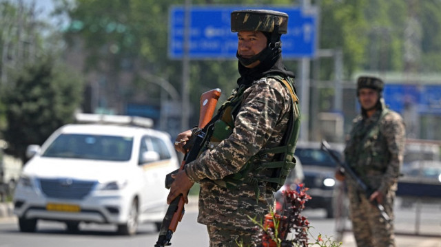 Des troupes paramilitaires indiennes montent la garde dans une rue de Srinagar, le 30 avril 2025. Le Premier ministre indien Narendra Modi a donné à l'armée la "liberté opérationnelle" de répondre à une attaque meurtrière au Cachemire que New Delhi a imputée au grand rival pakistanais, a déclaré une source gouvernementale de haut rang à l'AFP le 29 avril.
