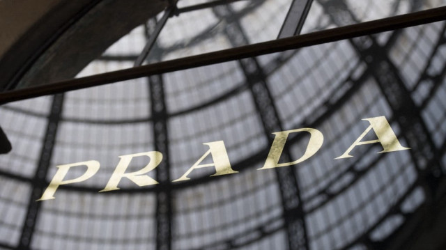 Le logo du magasin de mode italien Prada dans la galerie de luxe Vittorio Emanuele II, dans le centre de Milan.