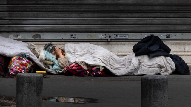 Un sans-abri dort dans la rue à Paris, le 21 avril 2025.