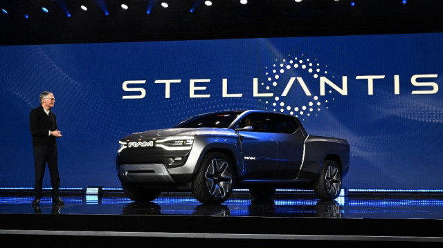 Carlos Tavares, PDG de Stellantis, parle du camion Ram 1500 Revolution EV Concept lors de son discours au Consumer Electronics Show (CES) à Las Vegas, Nevada, le 5 janvier 2023.