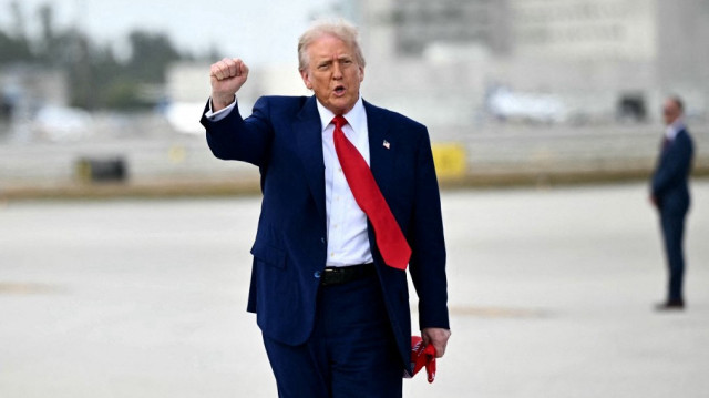 Le président américain Donald Trump frappe du poing à son arrivée à l'aéroport international de Miami, le 3 avril 2025. M. Trump se rend au Trump National Doral Golf Club avant de se rendre à son Mar-a-Lago Resort.