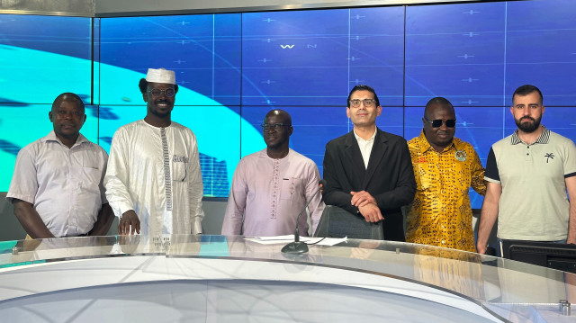 Entre le 4 et le 20 mars, une équipe d’Albayrak Média composée de Ömer Kablan, directeur de Yenişafak International, Moussa Hissein Moussa, journaliste du desk français Nouvelle Aube, et Moustanım Ghanım, réalisateur et producteur de documentaires, a effectué une série de visites en Gambie et en Guinée afin de renforcer ses relations avec les médias locaux.