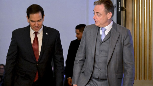 Le Premier ministre belge Bart De Wever (à droite) regarde le secrétaire d'État américain Marco Rubio (à gauche) avant leur entretien, dans le cadre de la réunion des ministres des Affaires étrangères de l'Organisation du traité de l'Atlantique Nord (OTAN) au siège de l'OTAN à Bruxelles, le 4 avril 2025.
