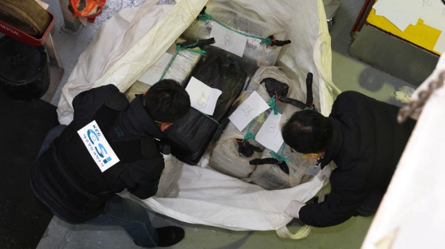 Cette photo du Service des douanes de Corée prise le 2 avril 2025 et obtenue par Yonhap le 4 avril 2025 montre des agents de la Garde côtière régionale de Donghae et du Service des douanes de Corée déplaçant des paquets censés contenir de la cocaïne après qu'ils ont été détectés par le Service des douanes de Corée et la Garde côtière de Corée sur un navire étranger ancré dans le port d'Okgye à Gangneung.