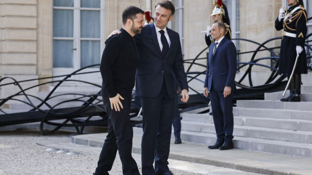 Le président français Emmanuel Macron accueille le président ukrainien Volodymyr Zelensky à son arrivée au sommet de la "coalition des volontaires" au palais de l'Élysée, à Paris, le 27 mars 2025.