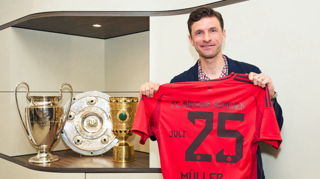 Tecrübeli futbolcu, Bayern'de 743 maçta forma giydi.