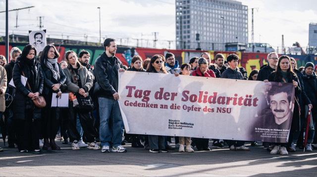 Des personnes tenant des portraits et des bannières se rassemblent pour rendre hommage à Mehmet Kubasik et aux victimes des attaques du NSU le 4 avril 2024 à Dortmund, en Allemagne. Le 4 avril 2006, le vendeur de kiosques Mehmet Kubasik, citoyen allemand d'origine turque, a été tué par des membres du groupe néo-nazi "National Socialist Underground" dans son magasin à Dortmund. Il s'agit de l'une des nombreuses attaques perpétrées par le groupe NSU entre 2000 et 2007. Les Turcs étaient la principale cible de ces attaques qui ont entraîné la mort de 8 Turcs, d'un Grec et d'une policière allemande.