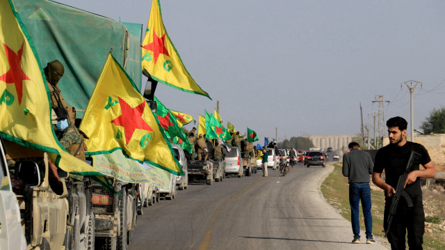 L'organisation terroriste PKK/YPG, qui utilise le nom de SDF en Syrie, a commencé à se retirer du centre-ville d'Alep conformément à l'accord signé avec l'administration de Damas. Les terroristes, qui ont occupé les quartiers de Sheikh Maqsoud et Ashrafiyya à Alep en 2012, se retirent à l'est de l'Euphrate conformément au nouvel accord signé le 1er avril concernant ces quartiers. Les terroristes, portant des chiffons du PKK/YPG à la main, ont quitté Alep sous la protection des forces loyales au ministère de la défense.