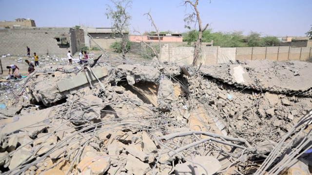 Des personnes évaluent les dommages causés par les frappes aériennes qui, selon les rebelles houthis, ont touché le bâtiment de la gestion de l'eau à Mansouriya, dans le gouvernorat de Hodeida, le 2 avril 2025. Les rebelles houthis du Yémen ont déclaré le 2 avril que les frappes aériennes de la nuit sur la province de Hodeida ont tué quatre personnes dans une attaque qu'ils imputent aux États-Unis.