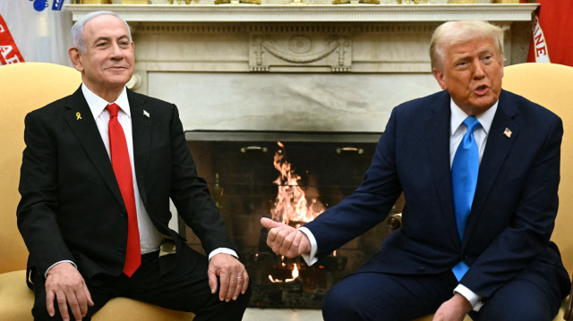 Le président américain Donald Trump (R) rencontre le Premier ministre israélien Benjamin Netanyahu dans le bureau ovale de la Maison Blanche à Washington, DC, le 4 février 2025. Selon un haut fonctionnaire américain, Netanyahu devrait se rendre à la Maison-Blanche le 7 avril 2025. Les deux pays sont confrontés à une série de questions extrêmement épineuses, notamment l'imposition choc par le président Donald Trump de droits de douane de 17 % sur les importations israéliennes, la recherche insaisissable d'un cessez-le-feu à Gaza et l'inquiétude croissante suscitée par le programme nucléaire iranien.