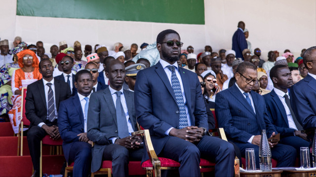 Le président sénégalais Bassirou Diomaye Faye (C) assiste aux célébrations du 60e anniversaire de l'indépendance de la Gambie à Banjul, le 18 février 2025.