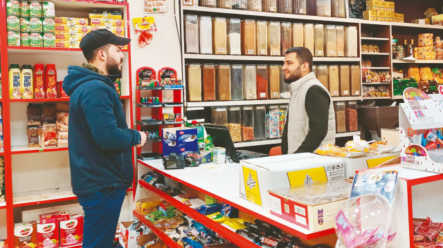 Ankara'da gıda marketi işleten Muhammed Abid son zamanlarda işlerinin çok azaldığını söyledi.