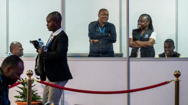 Le président de la Ceni (Commission électorale nationale indépendante) (3R), Denis Kadima, attend les résultats de l'élection présidentielle au centre d'opérations et de résultats de Bosolo à Kinshasa le jour de la publication, à Kinshasa, le 27 décembre 2023. Quelque 44 millions de personnes étaient inscrites sur les listes électorales le 20 décembre pour élire un président, des législateurs nationaux et régionaux et des conseillers municipaux.