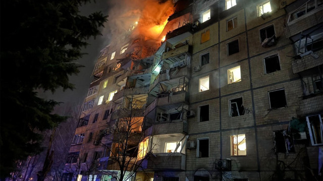 Cette photo prise et diffusée par les services d'urgence ukrainiens le 12 mars 2024 montre un immeuble résidentiel endommagé à la suite d'une attaque russe, à Kryvyi Rih. Une frappe russe sur la ville de Kryvyi Rih, dans le centre de l'Ukraine, a fait au moins trois morts et 38 blessés, dont des enfants, selon les autorités de Kiev.