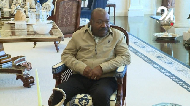 Cette capture vidéo tirée d'une vidéo obtenue par AFPTV de X, anciennement Twitter, compte @TVGABON24 le 6 septembre 2023 montre le président déchu du Gabon, Ali Bongo Ondimba, recevant Abdou Abarry (invisible), chef du bureau de l'ONU pour l'Afrique centrale, à sa résidence de Libreville.