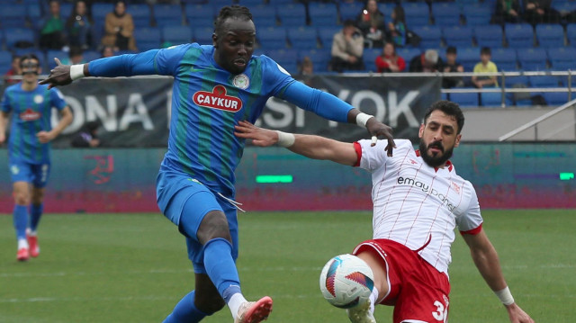 Ali Sowe ile Tolga Ciğerci'nin top kapma mücadelesi