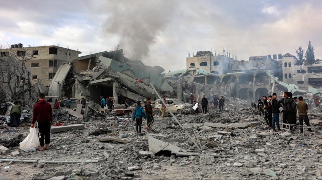 Des Palestiniens constatent les dégâts dans la cour d'une école détruite, un jour après qu'elle ait été touchée par une frappe israélienne, dans le quartier d'al-Tuffah de la ville de Gaza, le 4 avril 2025. L'agence de défense civile de Gaza a déclaré le 3 avril qu'au moins 31 personnes, dont des enfants, ont été tuées lors de la frappe israélienne sur l'école qui servait de refuge aux Palestiniens déplacés par la guerre.