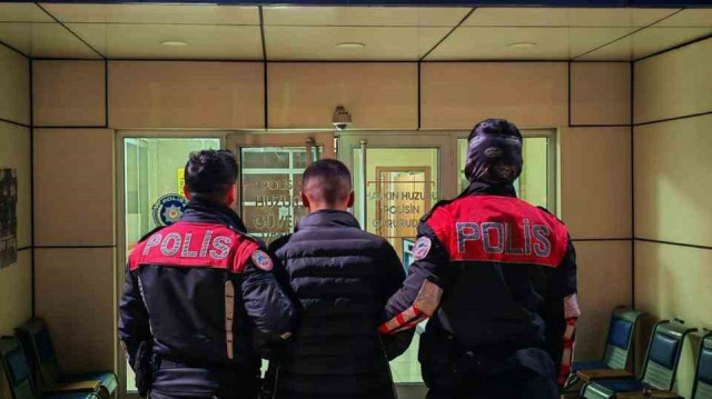 Polisin şüphelendiği şahsın üstünden uyuşturucu çıktı.
