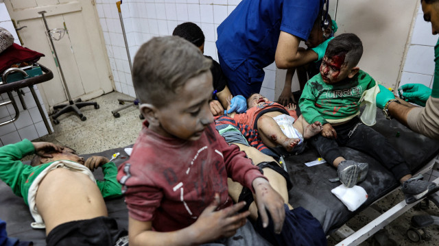 Des enfants palestiniens blessés et un bébé reçoivent un traitement médical à l'hôpital Ahli Arab (Maamadani), après qu'une frappe israélienne a touché une école dans le quartier d'al-Tuffah dans la ville de Gaza le 3 avril 2025. L'agence de défense civile de Gaza a déclaré qu'au moins 21 personnes ont été tuées le 3 avril lors d'une frappe aérienne israélienne sur une école servant d'abri aux personnes déplacées par la guerre.