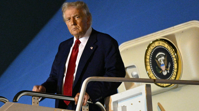 Le président américain Donald Trump descend d'Air Force One à son arrivée à l'aéroport international de Palm Beach à West Palm Beach, en Floride, le 3 avril 2025. Donald Trump se rend à son centre de villégiature de Mar-a-Lago.