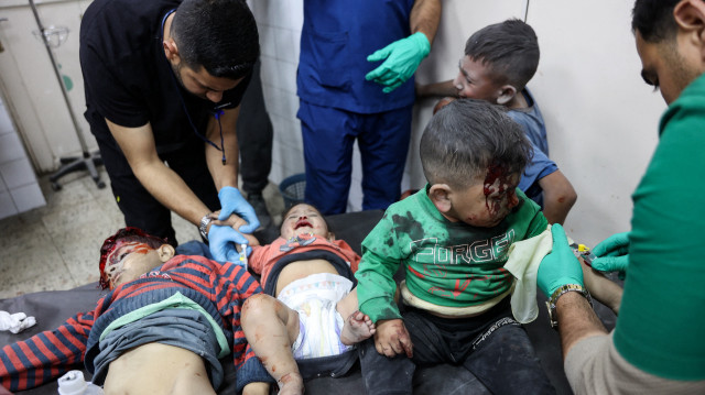 Des enfants palestiniens blessés et un bébé reçoivent un traitement médical à l'hôpital Ahli Arab (Maamadani), après qu'une frappe israélienne a touché une école dans le quartier d'al-Tuffah dans la ville de Gaza le 3 avril 2025. L'agence de défense civile de Gaza a déclaré qu'au moins 21 personnes ont été tuées le 3 avril lors d'une frappe aérienne israélienne sur une école servant d'abri aux personnes déplacées par la guerre.