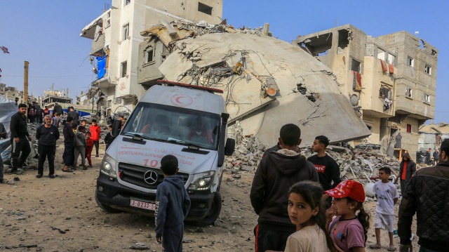 Les frappes aériennes israéliennes sur la bande de Gaza ont tué au moins 26 Palestiniens supplémentaires au cours des dernières 24 heures, portant le bilan de la guerre génocidaire d'Israël depuis octobre 2023 à 50 695 morts, a annoncé dimanche le ministère de la Santé. Selon un communiqué du ministère, 113 autres blessés ont également été transférés dans des hôpitaux, portant à 115 338 le nombre de blessés de l'agression israélienne. "De nombreuses victimes sont toujours coincées sous les décombres et sur les routes, car les secouristes ne peuvent pas encore les atteindre", a ajouté le ministère.
