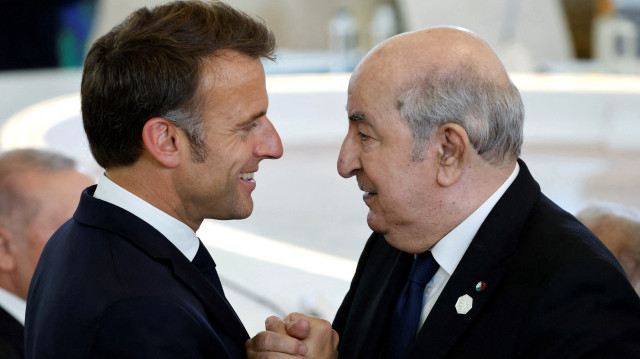 Le président français Emmanuel Macron (G) s'entretient avec le président algérien Abdelmadjid Tebboune (D) lors d'une séance de travail sur l'intelligence artificielle (IA), l'énergie, l'Afrique-Méditerranée au centre de villégiature Borgo Egnazia pendant le sommet du G7 à Savelletri près de Bari, en Italie, le 14 juin 2024.