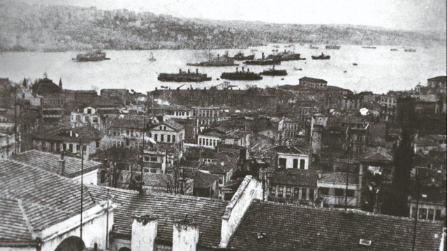 Darü'l-Hikmeti'l-İslamiye'nin faaliyette olduğu yıllarda işgal gemileri Sarayburnu'nda.