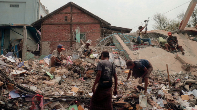 Des personnes trient les décombres d'un immeuble effondré à Mandalay, le 5 avril 2025, à la suite du tremblement de terre du 28 mars. Le tremblement de terre superficiel de magnitude 7,7 du 28 mars a détruit des bâtiments dans tout le Myanmar, tuant plus de 3 000 personnes et en laissant des milliers d'autres sans abri.