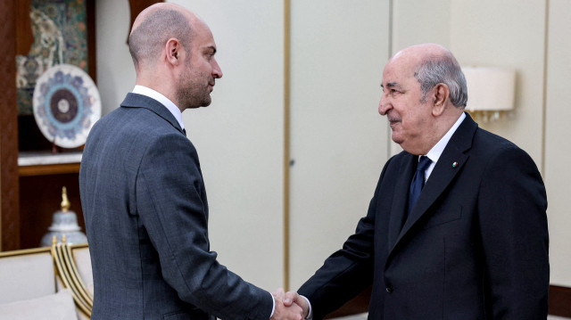 Cette photo diffusée par le ministère français de l'Europe et des Affaires étrangères (MEAE) montre le ministre français des Affaires étrangères, Jean-Noël Barrot (G), reçu par le président algérien Abdelmajid Tebboune à Alger le 6 avril 2025.