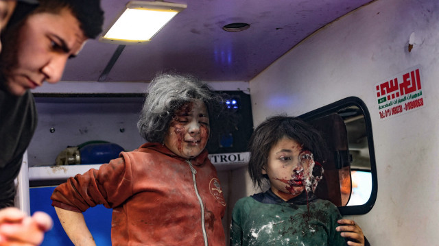 Des enfants palestiniens blessés sont transportés en ambulance à l'hôpital Ahli Arab (Maamadani), après qu'une frappe israélienne a touché une école dans le quartier d'al-Tuffah, dans la ville de Gaza, le 3 avril 2025. L'agence de défense civile de Gaza a déclaré qu'au moins 21 personnes ont été tuées le 3 avril lors d'une frappe aérienne israélienne sur une école servant d'abri aux personnes déplacées par la guerre.