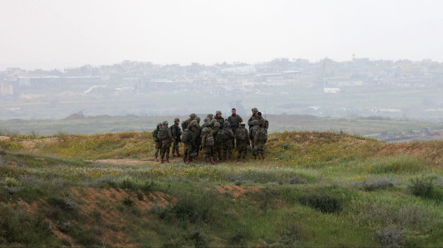 Des soldats de l'armée israélienne se tiennent en position le long de la frontière sud d'Israël avec le nord de la bande de Gaza, le 20 mars 2025. Israël a bombardé la bande de Gaza et intensifié ses opérations terrestres le 20 mars, après avoir lancé ce qu'il a appelé un "dernier avertissement" aux Palestiniens pour qu'ils rendent les otages et chassent le Hamas du pouvoir.