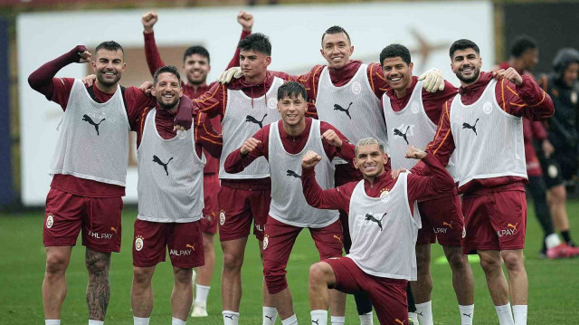 Antrenmanda kazanan takım böyle poz verdi.